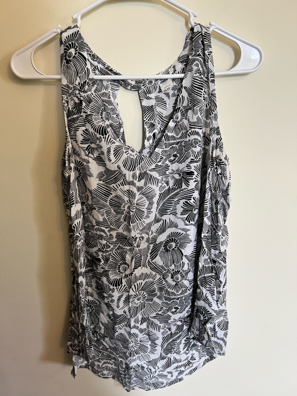 Old Navy Black and White Floral Keyhole Tank